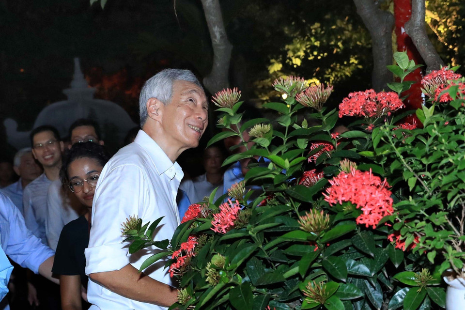 Thủ tướng Cộng hòa Singapore Lý Hiển Long ấn tượng với kiến trúc độc đáo cùng vẻ đẹp cổ kính tại Đền Ngọc Sơn. (Ảnh: An Đăng/TTXVN)