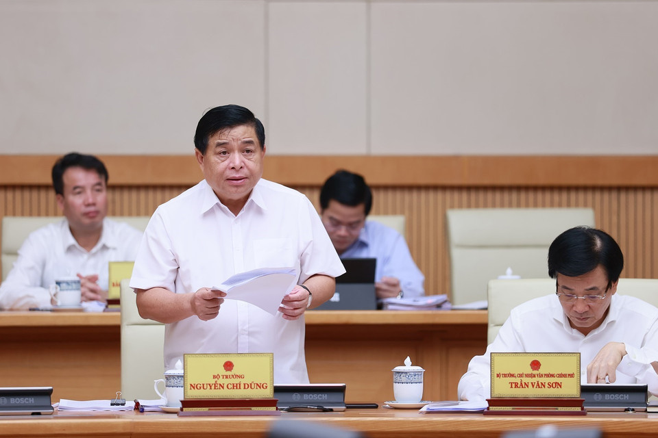 Bộ trưởng Bộ Kế hoạch và Đầu tư Nguyễn Chí Dũng báo cáo tình hình kinh tế-xã hội tháng 7. (Ảnh: Dương Giang/TTXVN)
