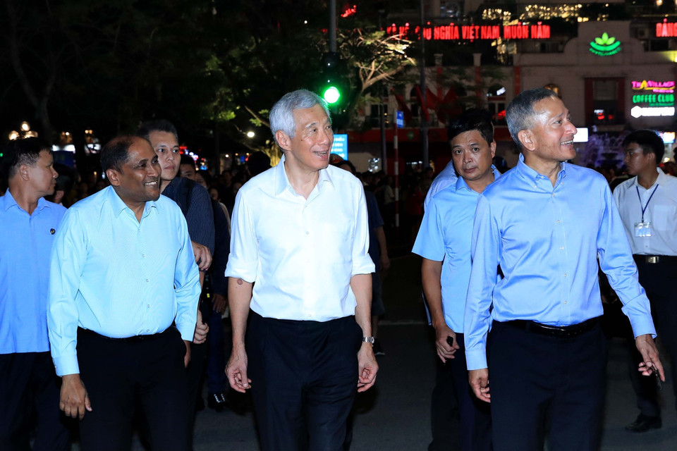 Thủ tướng Cộng hòa Singapore Lý Hiển Long và các thành viên trong đoàn đi dạo tại khu vực Hồ Hoàn Kiếm. (Ảnh: An Đăng/TTXVN)