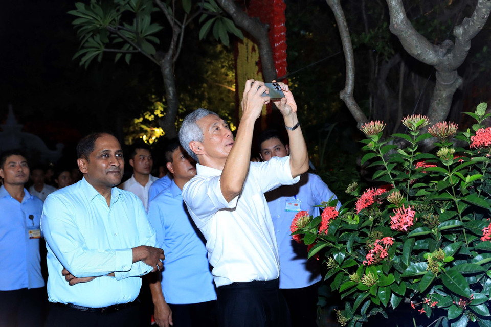 Thủ tướng Cộng hòa Singapore Lý Hiển Long ấn tượng với kiến trúc độc đáo cùng vẻ đẹp cổ kính tại Đền Ngọc Sơn. (Ảnh: An Đăng/TTXVN)