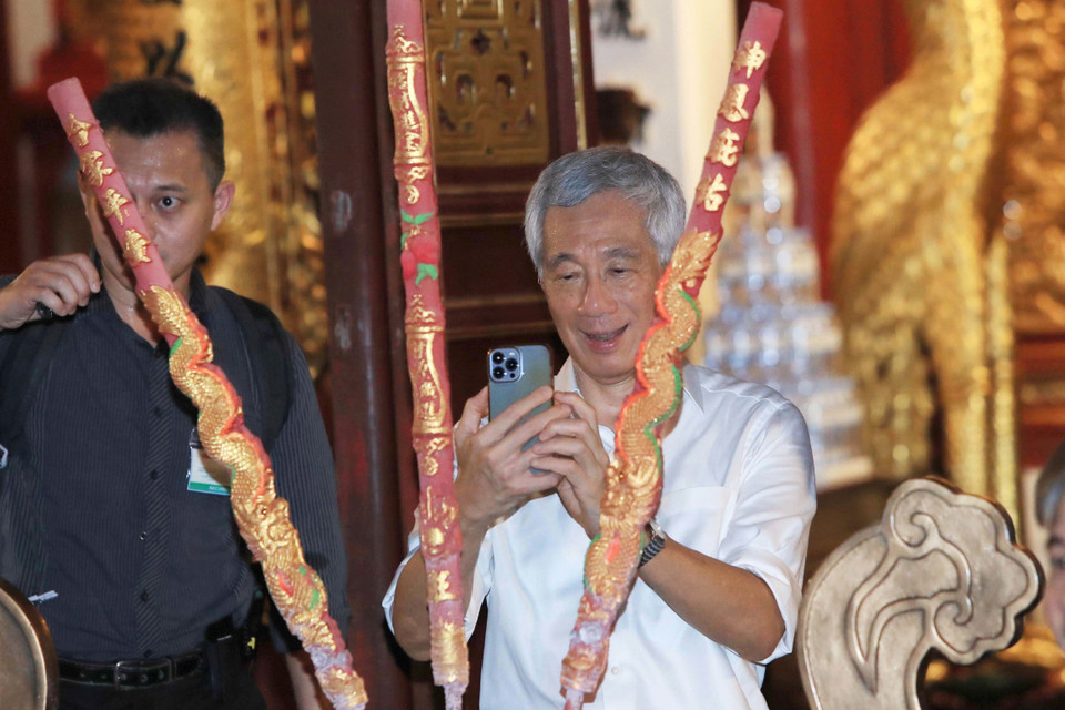 Thủ tướng Cộng hòa Singapore Lý Hiển Long ghi lại những hình ảnh, nét văn hóa của Thủ đô. (Ảnh: An Đăng/TTXVN)
