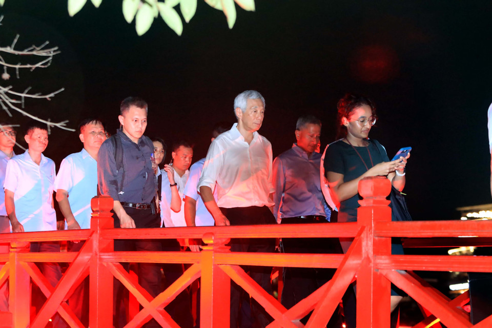 Thủ tướng Cộng hòa Singapore Lý Hiển Long đi dạo trên cầu Thê Húc. (Ảnh: An Đăng/TTXVN)