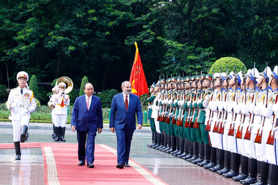 Thủ tướng Nguyễn Xuân Phúc và Thủ tướng Cộng hòa Armenia Nikol Pashinyan duyệt Đội danh dự Quân đội nhân dân Việt Nam. (Ảnh: Thống Nhất/TTXVN)