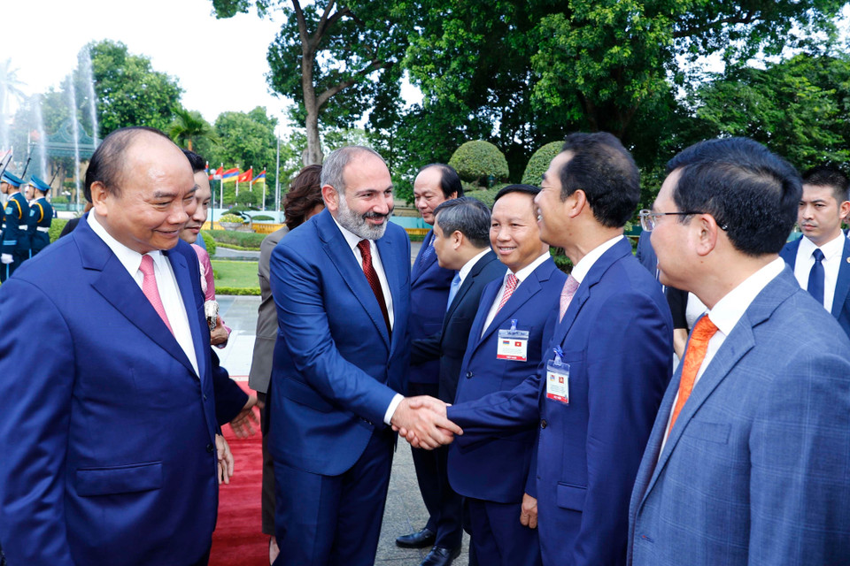  Thủ tướng Nguyễn Xuân Phúc giới thiệu các thành viên chính thức Đoàn đại biểu Việt Nam với Thủ tướng Cộng hòa Armenia Nikol Pashinyan tại lễ đón. (Ảnh: Thống Nhất/TTXVN)