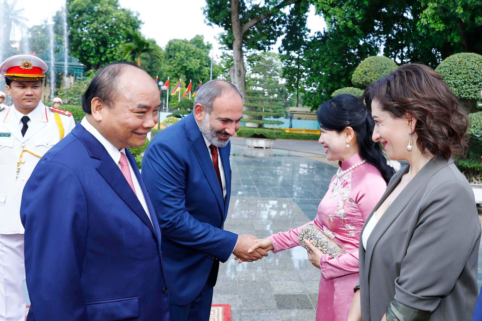  Thủ tướng Nguyễn Xuân Phúc và Phu nhân đón Thủ tướng Cộng hòa Armenia Nikol Pashinyan và Phu nhân. (Ảnh: Thống Nhất/TTXVN)
