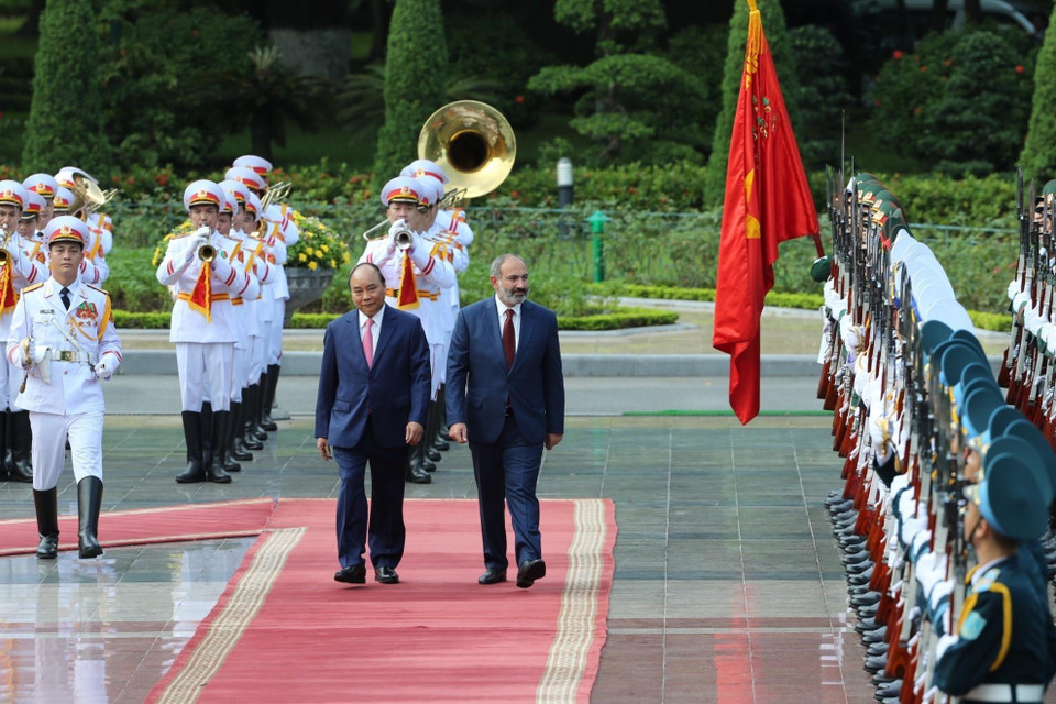 Thủ tướng Nguyễn Xuân Phúc và Thủ tướng Cộng hòa Armenia Nikol Pashinyan duyệt Đội danh dự Quân đội nhân dân Việt Nam. (Ảnh: Thống Nhất/TTXVN)