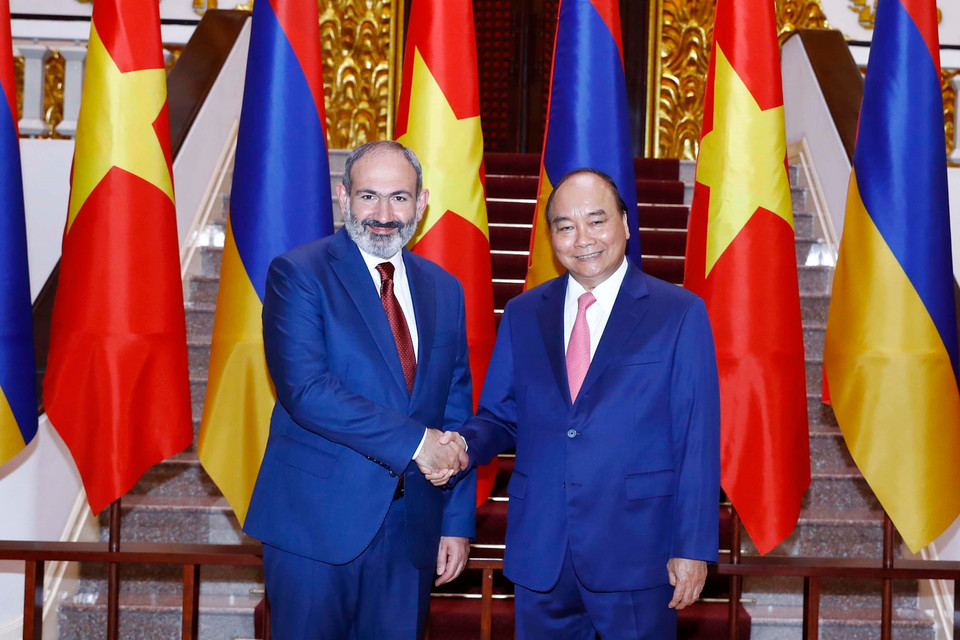Thủ tướng Nguyễn Xuân Phúc và Thủ tướng Cộng hòa Armenia Nikol Pashinyan chụp ảnh chung tại Trụ sở Chính phủ. (Ảnh: Thống Nhất/TTXVN)