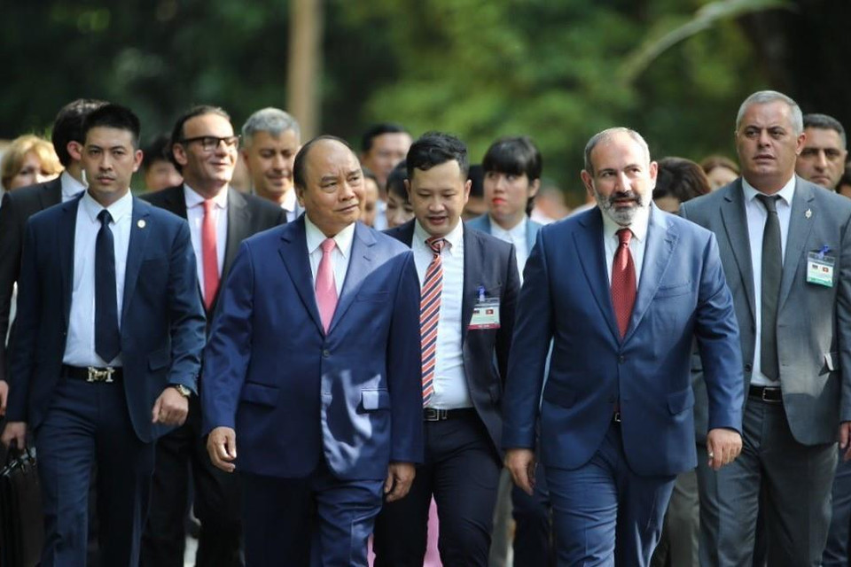 Thủ tướng Nguyễn Xuân Phúc và Thủ tướng Cộng hòa Armenia Nikol Pashinyan tại lễ đón chính thức. (Ảnh: Thống Nhất/TTXVN)