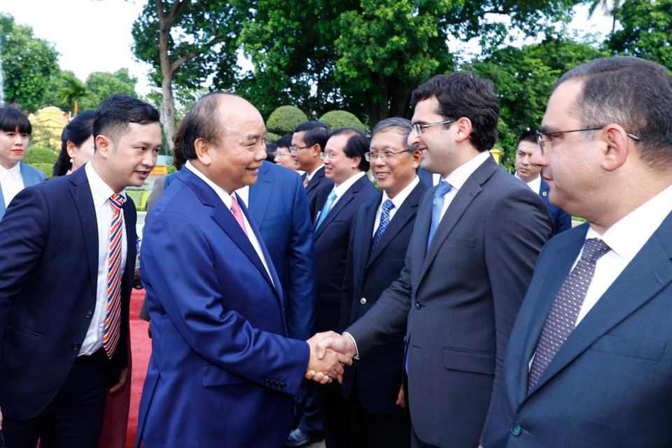 Thủ tướng Nguyễn Xuân Phúc gặp gỡ các thành viên chính thức Đoàn đại biểu Chính phủ Cộng hòa Armenia tại lễ đón. (Ảnh: Thống Nhất/TTXVN)