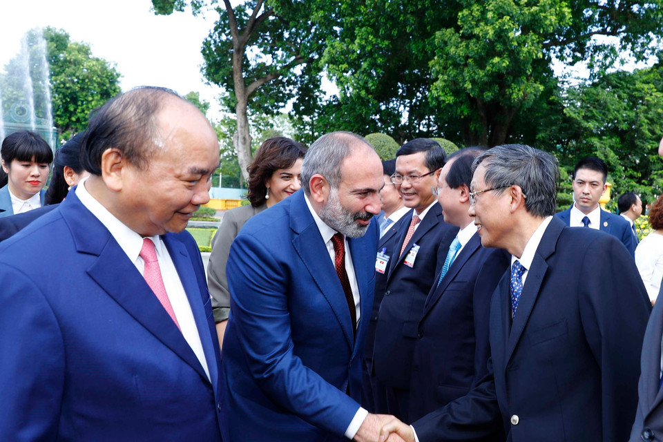  Thủ tướng Nguyễn Xuân Phúc giới thiệu các thành viên chính thức Đoàn đại biểu Việt Nam với Thủ tướng Cộng hòa Armenia Nikol Pashinyan tại lễ đón. (Ảnh: Thống Nhất/TTXVN)