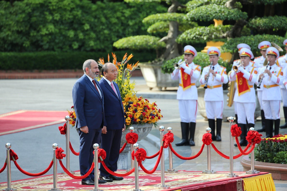 Thủ tướng Nguyễn Xuân Phúc và Thủ tướng Cộng hòa Armenia Nikol Pashinyan nghe Quân nhạc cử Quốc thiều hai nước. (Ảnh: Thống Nhất/TTXVN)