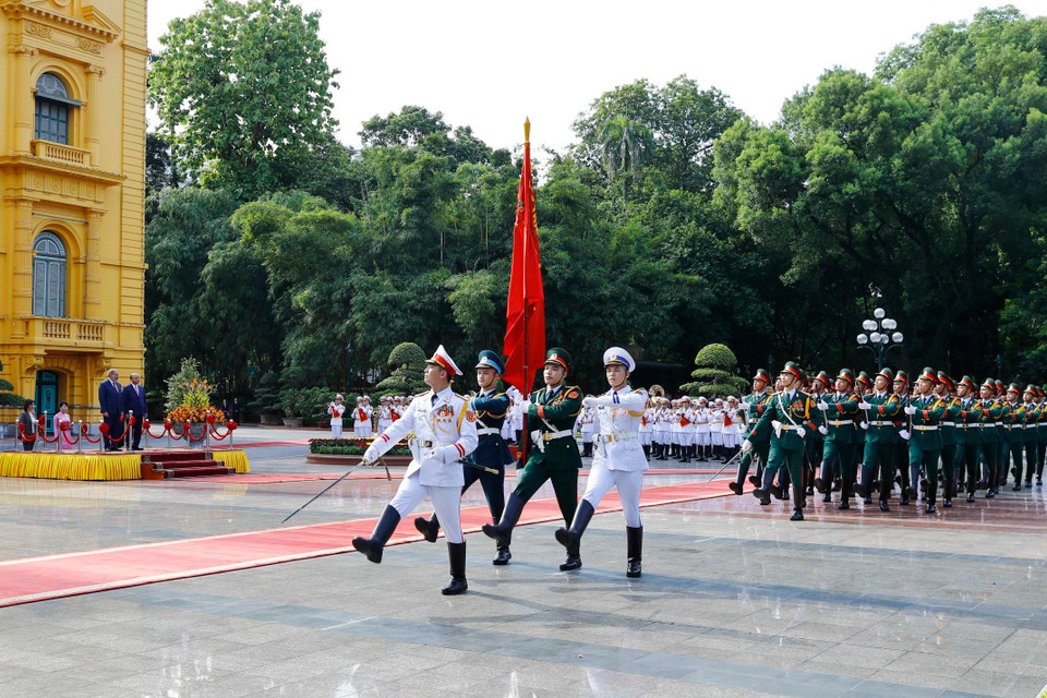 Thủ tướng Nguyễn Xuân Phúc và Thủ tướng Cộng hòa Armenia Nikol Pashinyan tại lễ đón. (Ảnh: Thống Nhất/TTXVN)