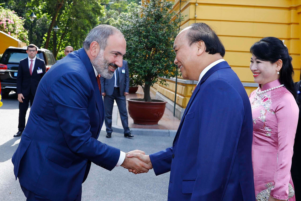  Thủ tướng Nguyễn Xuân Phúc đón Thủ tướng Cộng hòa Armenia Nikol Pashinyan. (Ảnh: Thống Nhất/TTXVN)