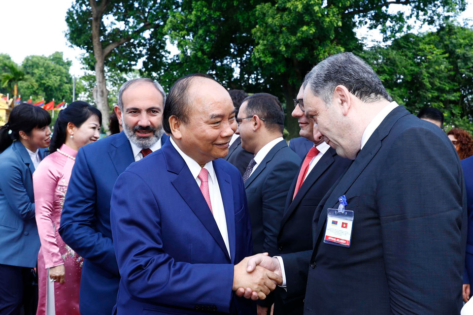 Thủ tướng Nguyễn Xuân Phúc gặp gỡ các thành viên chính thức Đoàn đại biểu Chính phủ Cộng hòa Armenia tại lễ đón. (Ảnh: Thống Nhất/TTXVN)