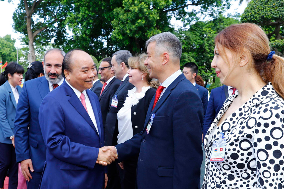 Thủ tướng Nguyễn Xuân Phúc gặp gỡ các thành viên chính thức Đoàn đại biểu Chính phủ Cộng hòa Armenia tại lễ đón. (Ảnh: Thống Nhất/TTXVN)