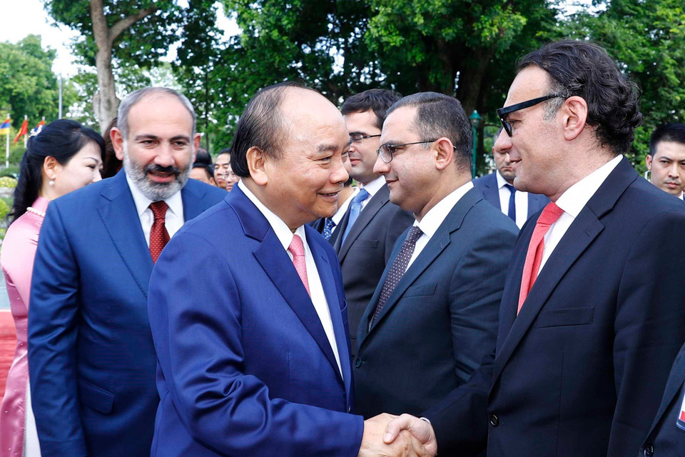 Thủ tướng Nguyễn Xuân Phúc gặp gỡ các thành viên chính thức Đoàn đại biểu Chính phủ Cộng hòa Armenia tại lễ đón. (Ảnh: Thống Nhất/TTXVN)