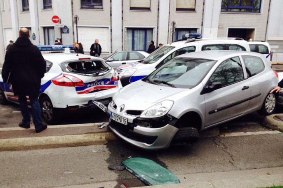 Trong số 12 người chết có hai cảnh sát, hai kẻ bịt mặt đã tẩu thoát