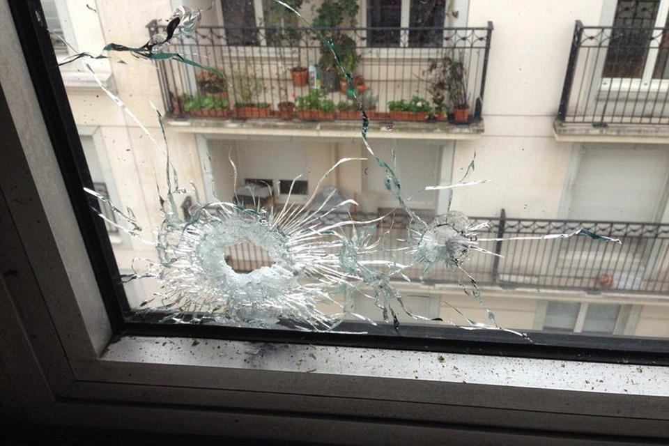 Cửa kính bị vỡ do trúng đạn từ hai khẩu AK47 Kalashnikov