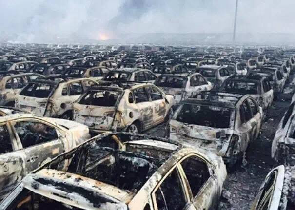 Khoảng 1 vạn ôtô lưu đậu tại kho cảng Thiên Tân cũng đã bị thiêu rụi hoàn toàn. (Nguồn: CCTV)