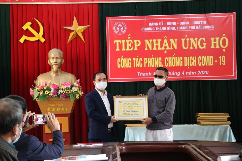 Ngày 6/4, ông Nguyễn Đức Khỏe, khu 6 phường Thanh Bình, thành phố Hải Dương, tỉnh Hải Dương, ủng hộ 10 triệu đồng cho công tác phòng, chống dịch COVID-19. (Ảnh: Mạnh Minh/TTXVN)