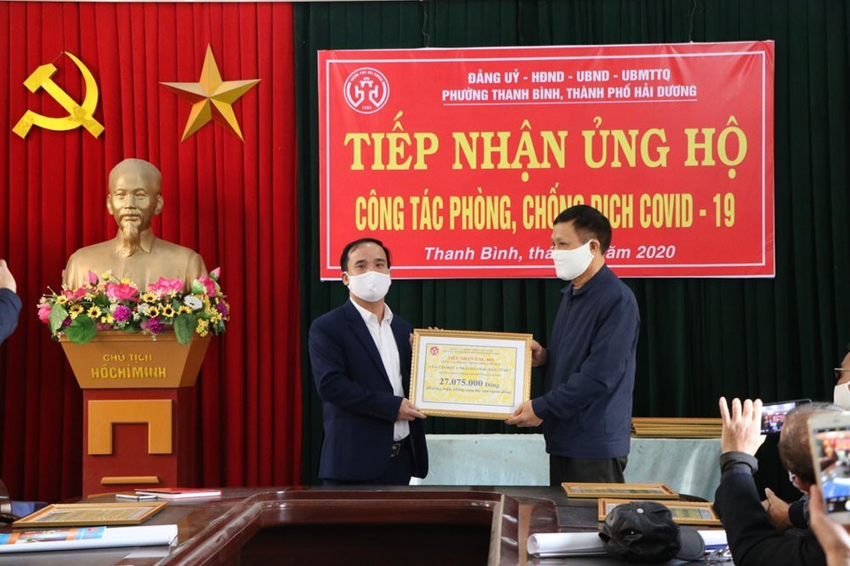 Ngày 6/4, Ủy ban Mặt trận Tổ quốc Việt Nam phường Thanh Bình, thành phố Hải Dương tiếp nhận ủng hộ trên 140 triệu đồng từ 12 khu dân cư và các cá nhân để hỗ trợ những người gặp nhiều khó khăn do ảnh hưởng dịch COVID-19. (Ảnh: Mạnh Minh/TTXVN)