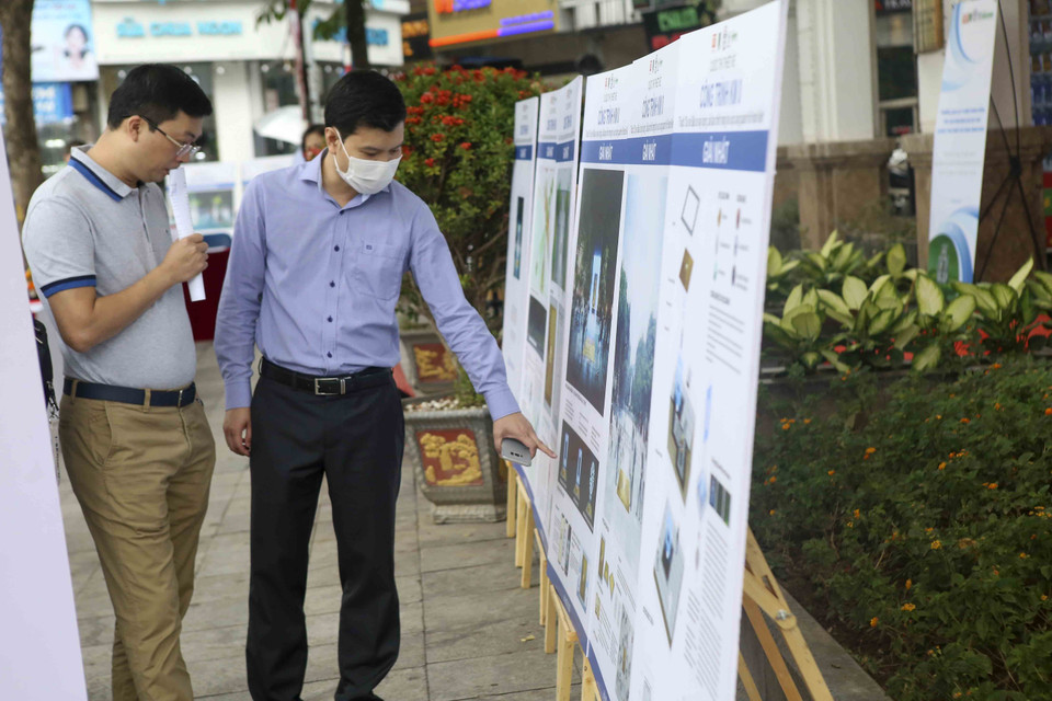 Người dân tham quan triển lãm. (Ảnh: Tuấn Đức/TTXVN)