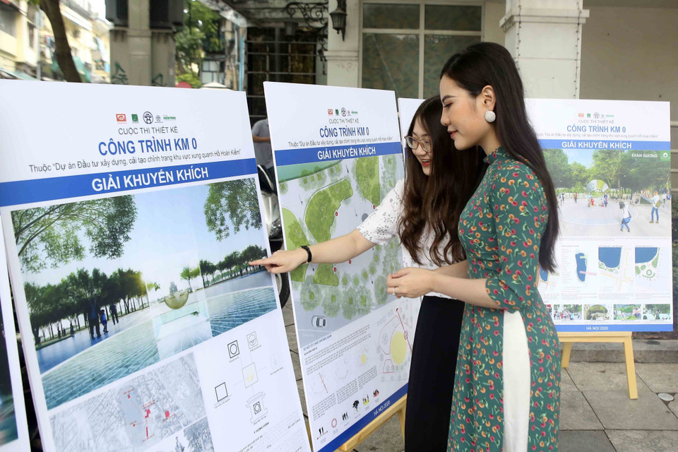 Người dân tham quan triển lãm. (Ảnh: Tuấn Đức/TTXVN)