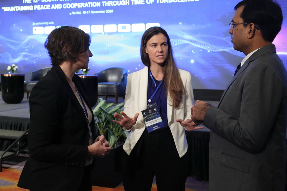 Các chuyên gia, học giả quốc tế trao đổi bên lề Hội thảo khoa học quốc tế về biển Đông lần thứ 12. (Ảnh: Lâm Khánh/TTXVN)