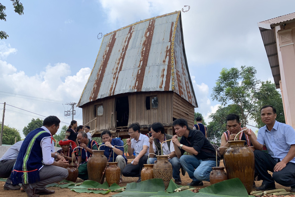 Sau lễ cúng, các thực khách cùng dân làng vui lễ rượu cần mừng cho một vụ mùa mới tốt tươi. (Ảnh: Quang Thái/TTXVN)