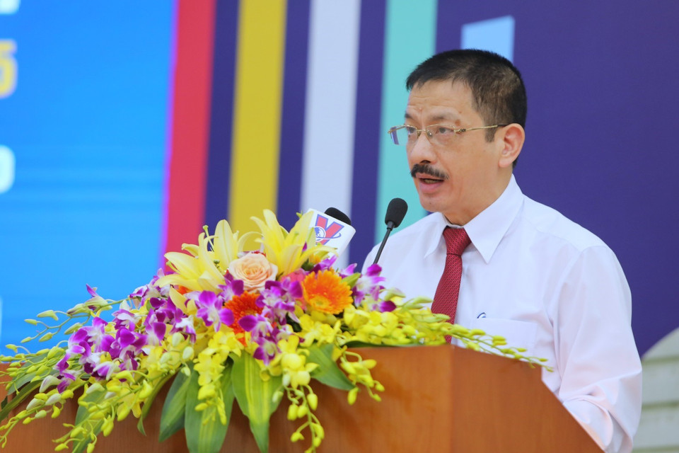 Ông Lê Quang Sơn, Trưởng ban Tổ chức - Cán bộ, Phó Chủ tịch thường trực Hội đồng Thi đua - khen thưởng TTXVN công bố quyết định khen thưởng. (Ảnh: Thành Đạt/TTXVN)