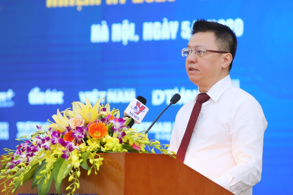 Ông Lê Quốc Minh, Phó Tổng giám đốc, Chủ tịch Liên Chi hội Nhà báo TTXVN đọc báo cáo tổng kết tại Đại hội. (Ảnh: Thành Đạt/TTXVN)