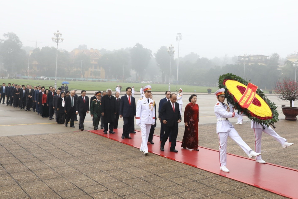 Đoàn Lãnh đạo Đảng, Nhà nước viếng Lăng Chủ tịch Hồ Chí Minh. (Ảnh: Văn Điệp/TTXVN)