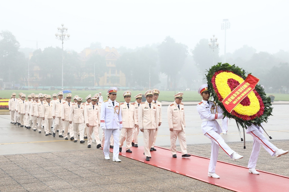 Đoàn đại biểu Đảng ủy Công an Trung ương, Bộ Công an đặt vòng hoa và vào Lăng viếng Chủ tịch Hồ Chí Minh. (Ảnh: Văn Điệp/TTXVN) 