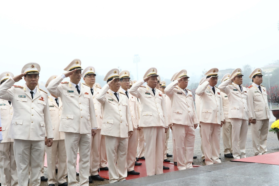 Đoàn đại biểu Đảng ủy Công an Trung ương, Bộ Công an đặt vòng hoa và vào Lăng viếng Chủ tịch Hồ Chí Minh. (Ảnh: Văn Điệp/TTXVN)