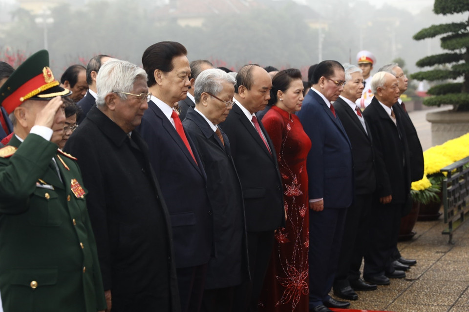 Lãnh đạo Đảng, Nhà nước đến đặt vòng hoa tại Đài tưởng niệm các Anh hùng liệt sỹ. (Ảnh: Doãn Tấn/TTXVN)