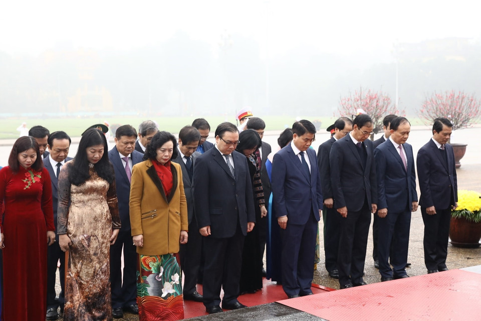 Lãnh đạo Đảng, Nhà nước đến đặt vòng hoa tại Đài tưởng niệm các Anh hùng liệt sỹ. (Ảnh: Doãn Tấn/TTXVN)