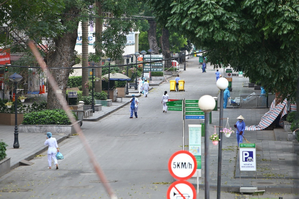 Các hoạt động bên trong bệnh viện vẫn diễn ra bình thường. (Ảnh: Minh Quyết/TTXVN)