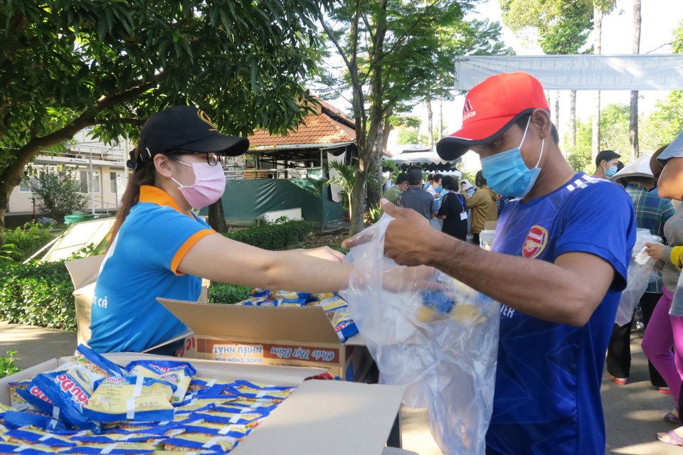 Người nhà bệnh nhân lựa chọn sản phẩm miễn phí tại Phiên chợ 0 đồng. (Ảnh: Đinh Hằng/TTXVN)