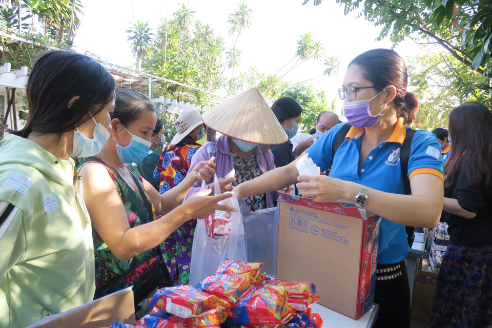 Mỗi người bệnh được phát 10 phiếu mua hàng miễn phí, là các nhu yếu phẩm thiết yếu như: bánh, tã, sữa, nước uống, khẩu trang, nước rửa tay sát khuẩn. (Ảnh: Đinh Hằng/TTXVN)