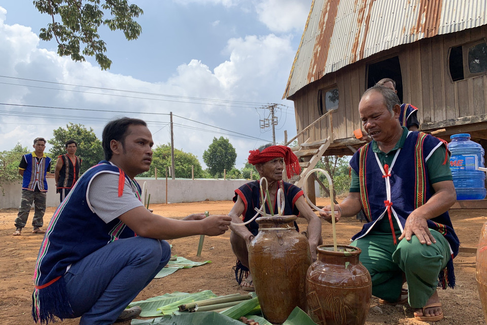 Sau lễ cúng, các thực khách cùng dân làng vui lễ rượu cần mừng cho một vụ mùa mới tốt tươi. (Ảnh: Quang Thái/TTXVN)