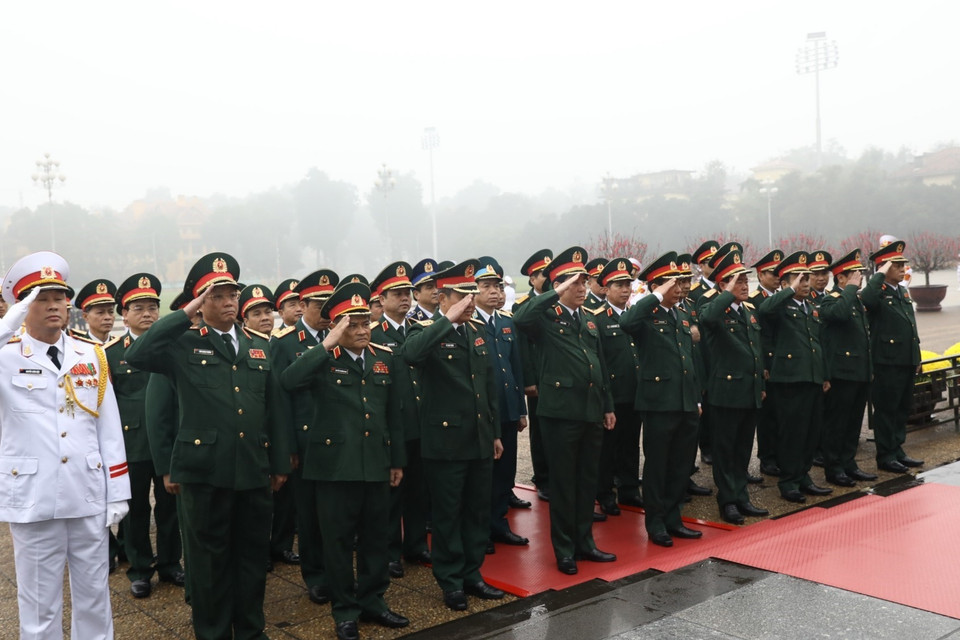 Đoàn đại biểu Quân ủy Trung ương, Bộ Quốc phòng đặt vòng hoa và vào Lăng viếng Chủ tịch Hồ Chí Minh. (Ảnh: Văn Điệp/TTXVN)