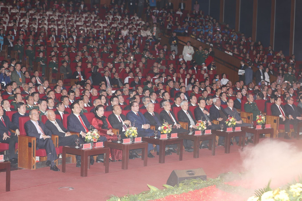 Các đồng chí lãnh đạo, nguyên lãnh đạo Đảng, Nhà nước và các đại biểu dự Lễ kỷ niệm. (Ảnh: Trí Dũng/TTXVN)