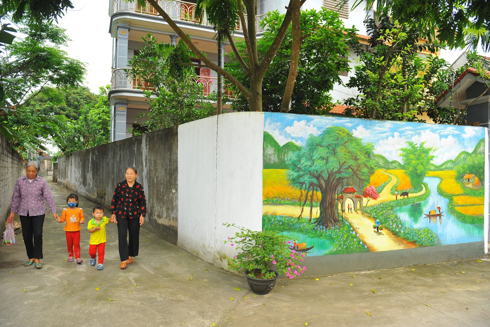 Con đường bích họa tại xã Ninh Giang, huyện Hoa Lư, với chủ đề quê hương. (Ảnh: Minh Đức/TTXVN)