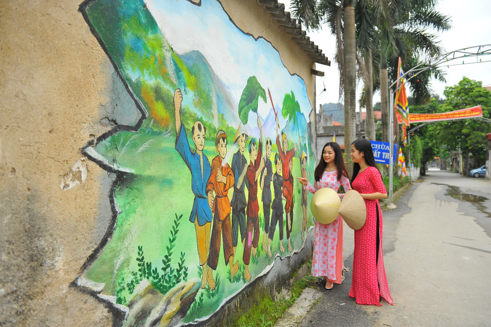  Con đường bích họa tại xã Trường Yên, huyện Hoa Lư với chủ đề xây dựng đất nước và truyền thống xây dựng quê hương. (Ảnh: Minh Đức/TTXVN)
