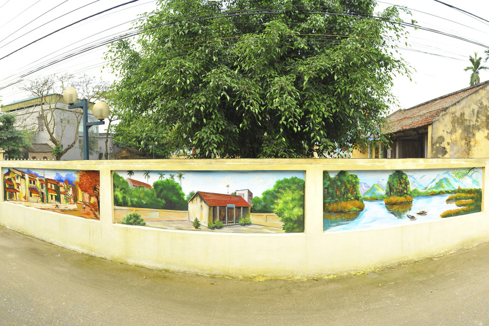 Con đường bích họa tại thị trấn Thiên Tôn, huyện Hoa Lư, với chủ đề phong cảnh quê hương đất nước. (Ảnh: Minh Đức/TTXVN)