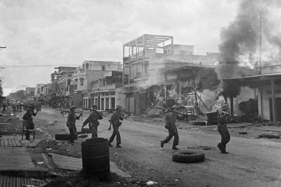 Ngày 9/4/1975, quân ta tiến công thị trấn Xuân Lộc, căn cứ phòng thủ trọng yếu của địch bảo vệ Sài Gòn từ phía Đông Bắc. Ngày 21/4, quân địch ở Xuân Lộc tháo chạy, cửa ngõ vào Sài Gòn từ hướng Đông Bắc đã được mở. Ngay khi mất Xuân Lộc, Tổng thống ngụy Nguyễn Văn Thiệu từ chức. (Ảnh: TTXVN)