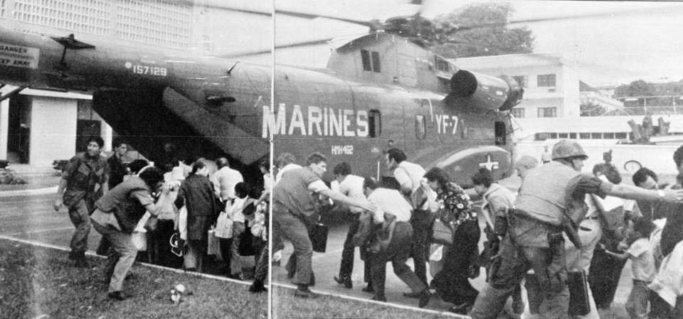 Trước sức tiến công mạnh mẽ của quân Giải phóng và nguy cơ thất bại hiển hiện, Mỹ tiến hành chiến dịch di tản người Mỹ và những người Việt có liên hệ bằng trực thăng khỏi Sài Gòn (chiến dịch Gió lốc - Frequent Wind), bắt đầu từ sáng 29/4 và chấm dứt vào sáng sớm ngày 30/4/1975. Trong vòng gần 20 tiếng đồng hồ, đã có hơn 7.800 người được di tản khỏi Sài Gòn và cuộc di tản này đã trở thành một thảm họa đen trong lịch sử, một hình ảnh về sự thất bại toàn diện của Mỹ trong cuộc chiến tranh tại Việt Nam. (Ảnh: Tư liệu TTXVN)