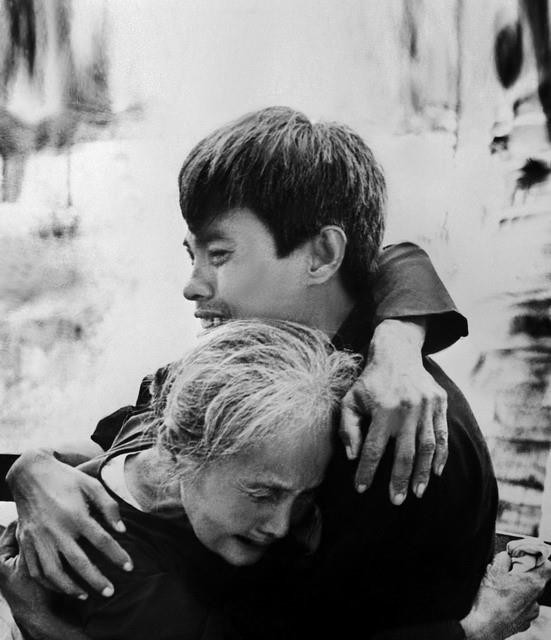 Khoảnh khắc gặp lại mẹ của anh Lê Văn Thức, một trong 36 tử tù Côn Đảo trong ngày trở về đất liền, sáng 4/5/1975 tại Vũng Tàu. (Ảnh: Lâm Hồng Long/TTXVN)