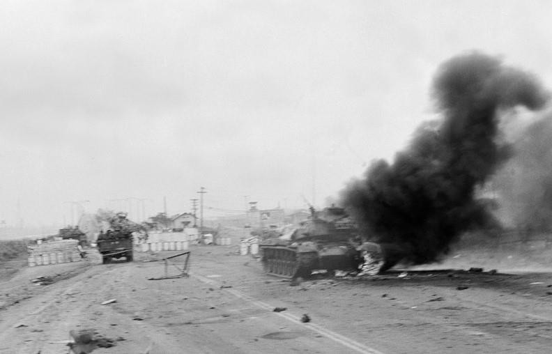 Trên đường tiến về Sài Gòn, quân ta tiêu diệt nhiều xe tăng, xe bọc thép của địch. (Ảnh: Hoàng Thiểm/TTXVN)