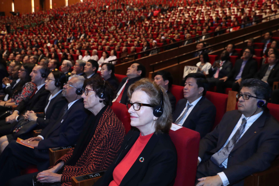 Các đại biểu quốc tế dự Lễ kỷ niệm 90 năm Ngày thành lập Đảng Cộng sản Việt Nam. (Ảnh: Thống Nhất/TTXVN)